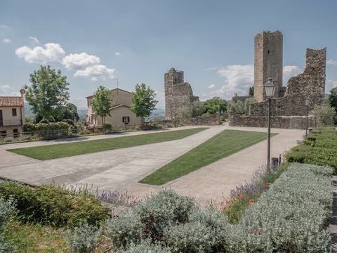Piazza della Vittoria oggi, con le fasce di prato e le torri della Rocca