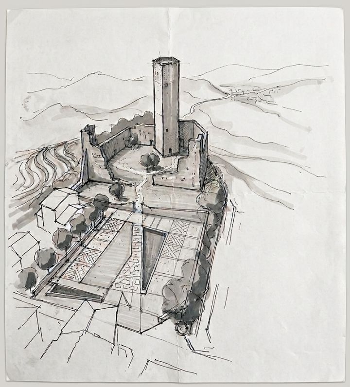 Schizzo di progetto a mano: la piazza vista dall'alto, con le fasce di prato e la torre della Rocca sullo sfondo